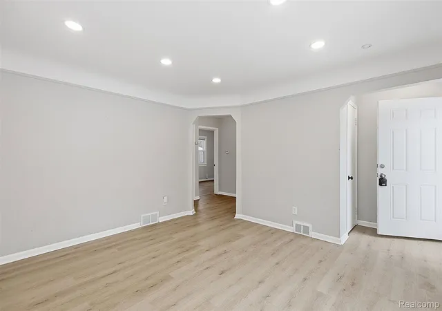 Photo 3 of Single family home for sale at 27550 Garfield St, Roseville, MI 48066 | MLS# 20261060465 | Listing updated on 2026-08-11