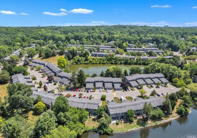 2nd image of 753 Peninsula Ct, Ann Arbor, MI 48105