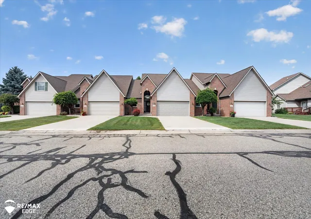 Listing Photo 3 - Condo for sale in building located at 2035 Golfcrest Dr, Davison, MI 48423