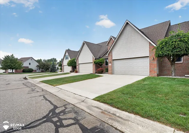 Listing Photo 4 - Condo for sale in building located at 2035 Golfcrest Dr, Davison, MI 48423