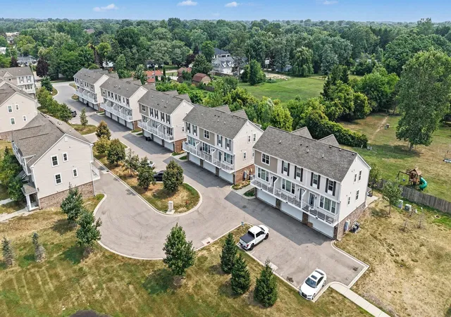 Listing Photo 2 - Condo for sale in building located at 4576 Bradley Cir, Troy, MI 48085 - Unit #25