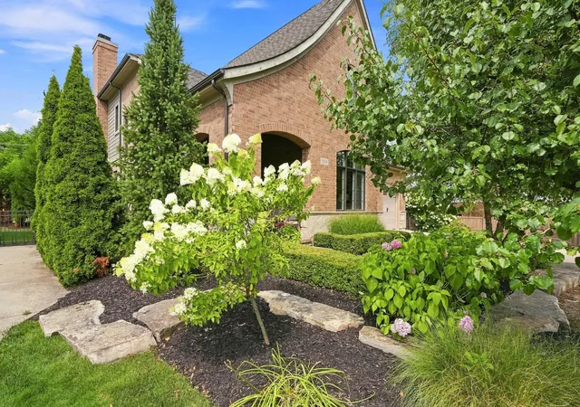 3rd image of 1215 Manchester Rd, Birmingham, MI 48009 | MLS# 81026040147