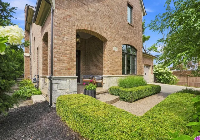 4th image of 1215 Manchester Rd, Birmingham, MI 48009 | MLS# 81026040147