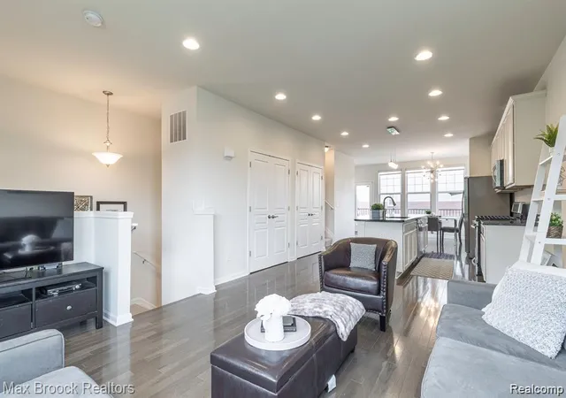 Photo 4 of Condo for sale at 333 Glenhurst Blvd #9, Rochester, MI 48307 | MLS# 20261060515 | Listing updated on 2026-09-14