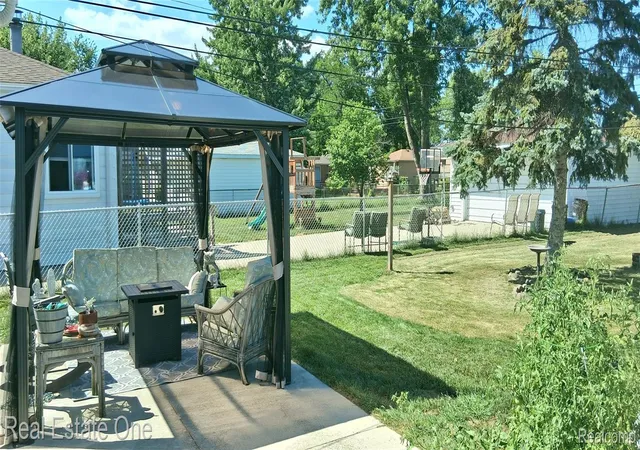 4th image of 23231 Glenbrook St, Saint Clair Shores, MI 48082 | MLS# 20261060542