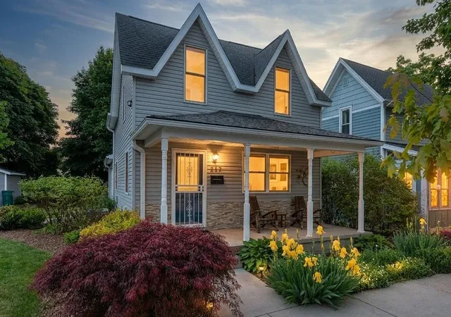 1st image of 112 W Lincoln St, Charlevoix, MI 49720 | MLS# 78080071847