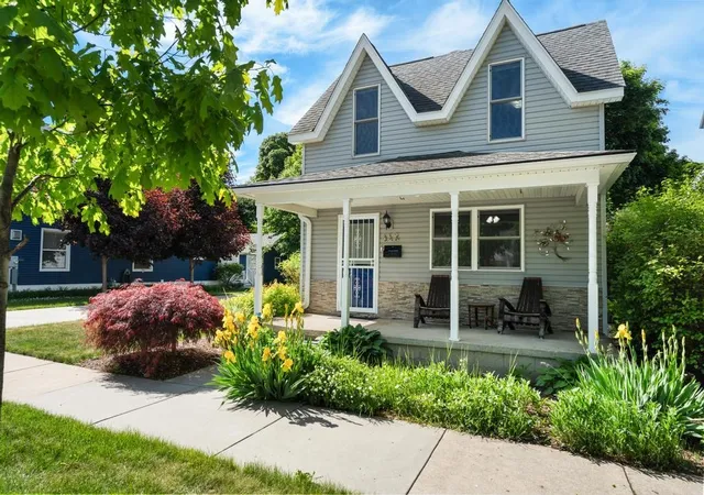 2nd image of 112 W Lincoln St, Charlevoix, MI 49720 | MLS# 78080071847