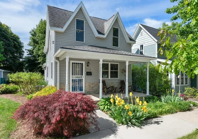 3rd image of 112 W Lincoln St, Charlevoix, MI 49720 | MLS# 78080071847