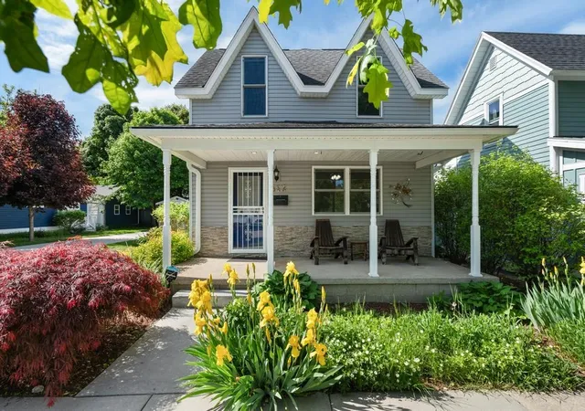 4th image of 112 W Lincoln St, Charlevoix, MI 49720 | MLS# 78080071847