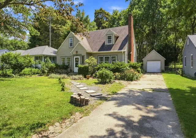 2nd image of 140 Orchard Ln, Benton Harbor, MI 49022 | MLS# 69026040162