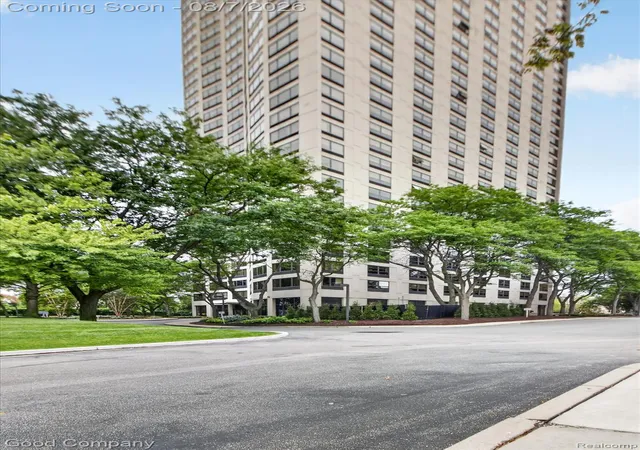 2nd image of 5000 Town Ctr, Southfield, MI 48075