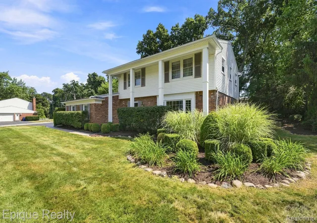 Photo 1 of Sale Pending at 2774 Brady Dr, Bloomfield Hills, MI 48304 | MLS# 20261060584 | Listing updated on 2026-09-09