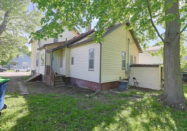3rd image of 1813 3Rd St St, Bay City, MI 48708 | MLS# 61050217135