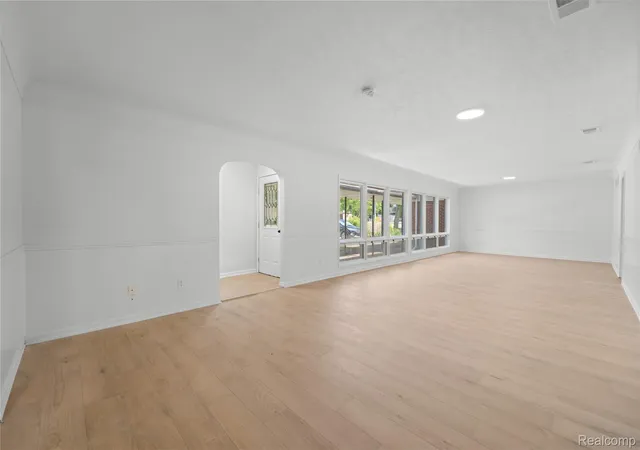 Photo 4 of Single family home for sale at 208 N Washington St, Manchester, MI 48158 | MLS# 20261060603 | Listing updated on 2026-08-08
