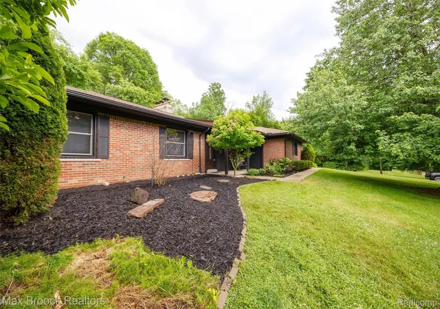Photo 4 of Single family home for sale at 29030 Millbrook Rd, Farmington Hills, MI 48334 | MLS# 20261060635 | Listing updated on 2026-08-04