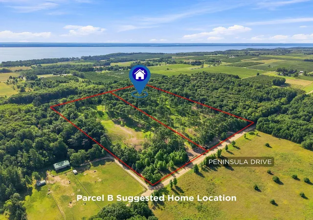 4th image of 18618 Peninsula Dr, Traverse City, MI 49686 | MLS# 78080071857