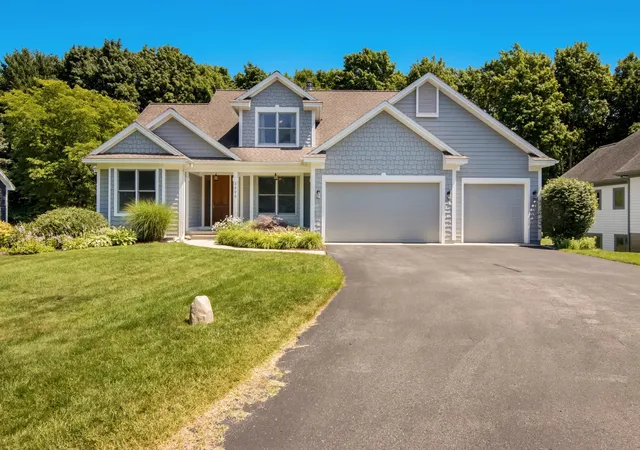 Photo 3 of Single family home for sale at 3494 Country Clb Dr, Traverse City, MI 49684 | MLS# 78080071853 | Listing updated on 2026-09-15
