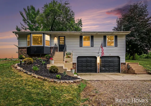 Photo 2 of Single family home for sale at 2880 15 Mile Rd Nw, Sparta, MI 49345 | MLS# 65026040206 | Listing updated on 2026-09-17