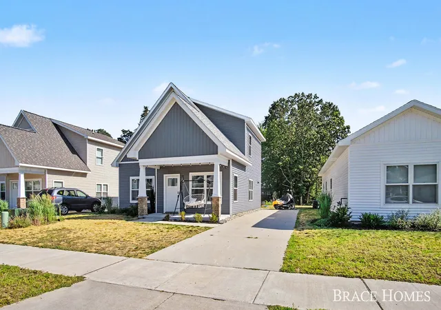 3rd image of 1808 Robinson St, Grand Haven, MI 49417 | MLS# 65026040243