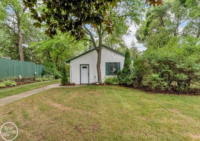 Photo 3 of Single family home for sale at 8178 Lakeshore Rd, Fort Gratiot, MI 48059 | MLS# 58050217180 | Listing updated on 2026-08-27