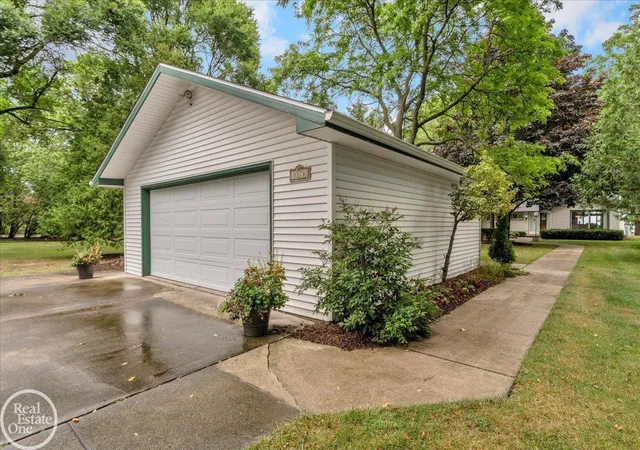 Photo 4 of Single family home for sale at 8178 Lakeshore Rd, Fort Gratiot, MI 48059 | MLS# 58050217180 | Listing updated on 2026-08-27