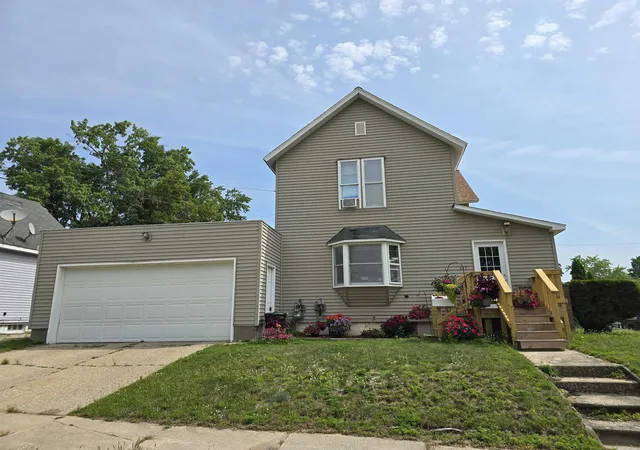 3rd image of 615 Maple St, Cadillac, MI 49601 | MLS# 78080071879