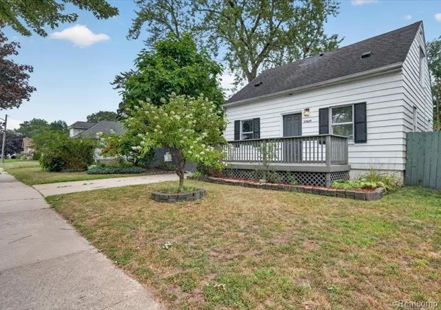 4th image of 25627 Princeton St, Dearborn Heights, MI 48125 | MLS# 20261060780