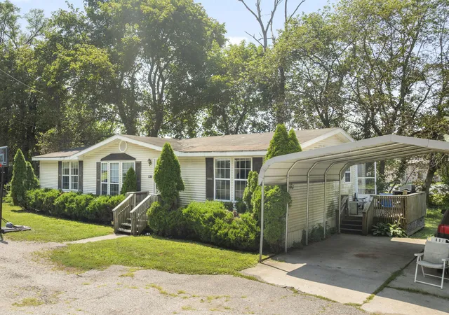 1st image of 2004 E Main St, Niles, MI 49120 | MLS# 69026040285