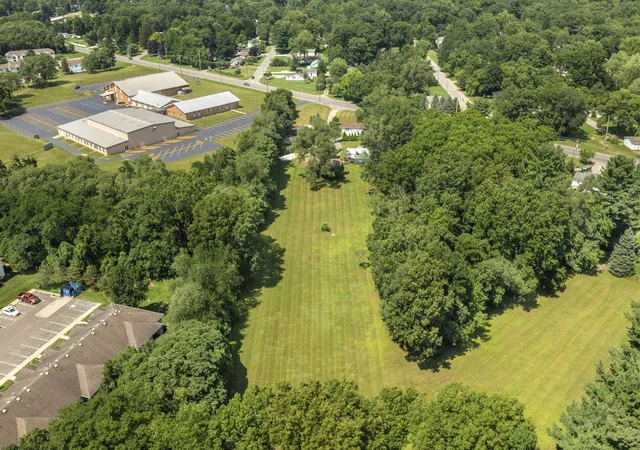 38th image of 2004 E Main St, Niles, MI 49120 | MLS# 69026040285
