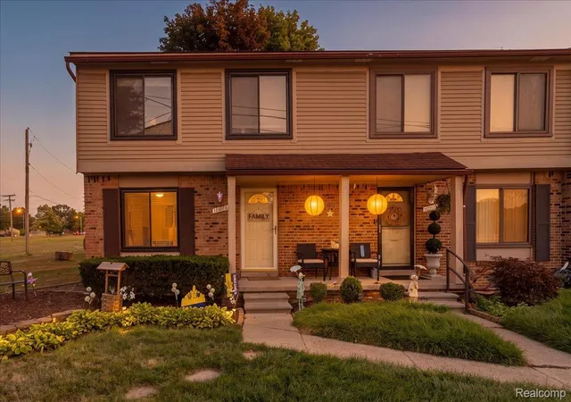 Listing Photo 2 - Condo for sale in building located at 16894 Kingsbrooke Dr, Clinton Township, MI 48038