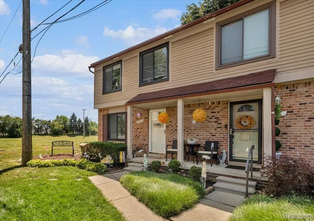 Listing Photo 3 - Condo for sale in building located at 16894 Kingsbrooke Dr, Clinton Township, MI 48038