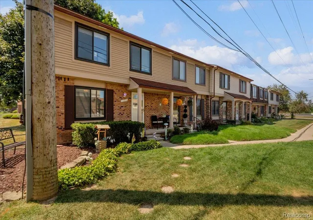 Listing Photo 4 - Condo for sale in building located at 16894 Kingsbrooke Dr, Clinton Township, MI 48038