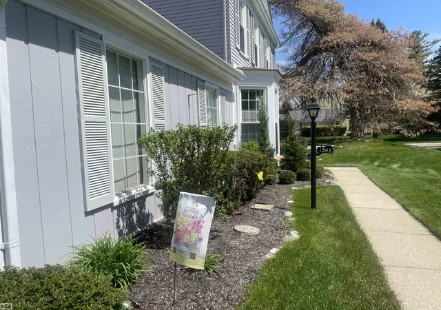 3rd image of 1343 Autumn Ln, Rochester Hills, MI 48306