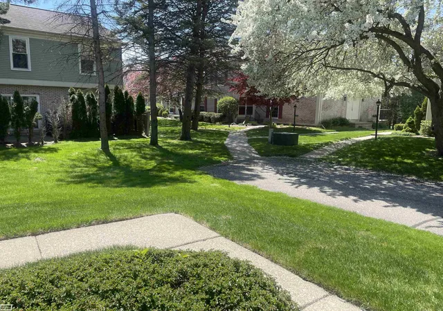 5th image of 1343 Autumn Ln, Rochester Hills, MI 48306