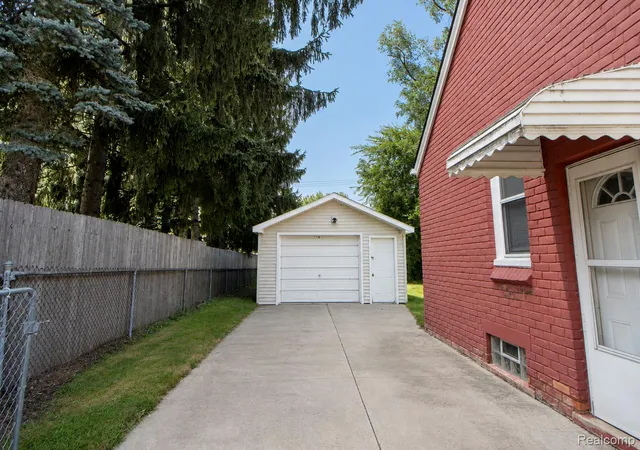 13th image of 9979 Cavell St, Livonia, MI 48150 | MLS# 20261060838