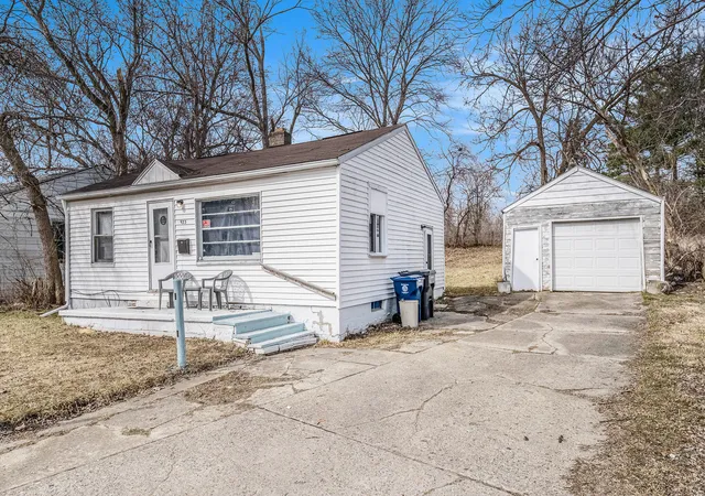 Photo 3 of Single family home for sale at 933 E Foss Ave, Flint, MI 48505 | MLS# 66026040307 | Listing updated on 2026-09-04