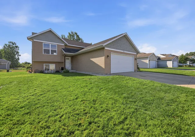 3rd image of 9752 Crystal Cir, Zeeland, MI 49464 | MLS# 65026040321