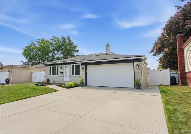 3rd image of 12942 Brixham Dr, Warren, MI 48088 | MLS# 20261060882