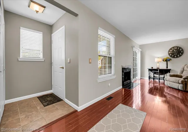 Listing Photo 5 - Condo for sale in building located at 242 Barrington Cir, Lake Orion, MI 48360