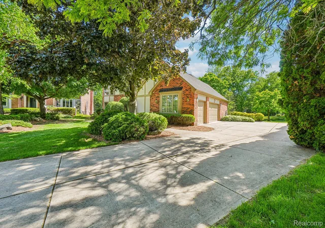 Photo 3 of Single family home for sale at 4523 Rivers Edge Dr, Troy, MI 48098 | MLS# 20261060915 | Listing updated on 2026-09-26