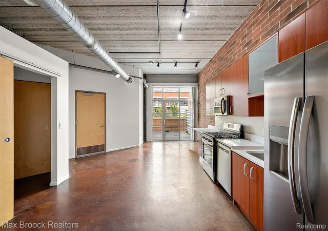 Photo 2 of Condo for sale at 333 E Parent Ave #15, Royal Oak, MI 48067 | MLS# 20261060941 | Listing updated on 2026-08-04