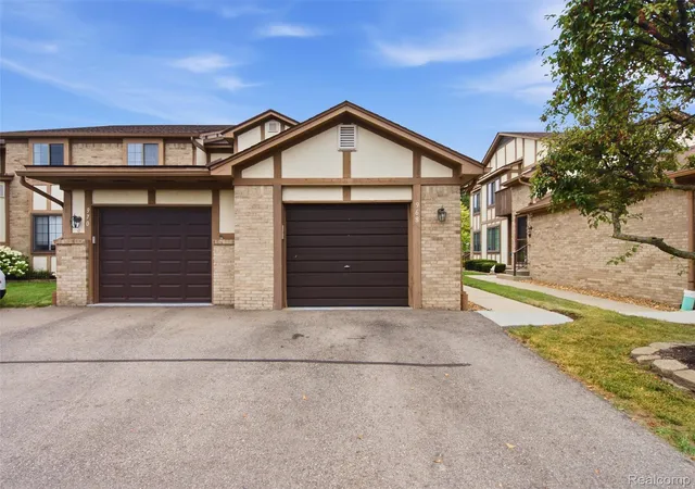 Photo 1 of Sale Pending at 968 Country Clb Dr #4, Saint Clair Shores, MI 48082 | MLS# 20261060995 | Listing updated on 2026-08-29