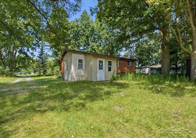 4th image of 956 N Eleven Mile Rd, Lee Township Midland, MI 48657 | MLS# 61050217286