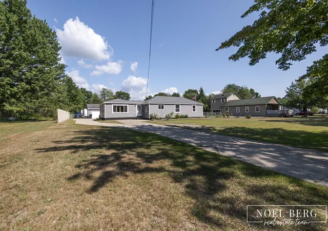 2nd image of 1104 S Drent Rd, Muskegon, MI 49442 | MLS# 71026040404