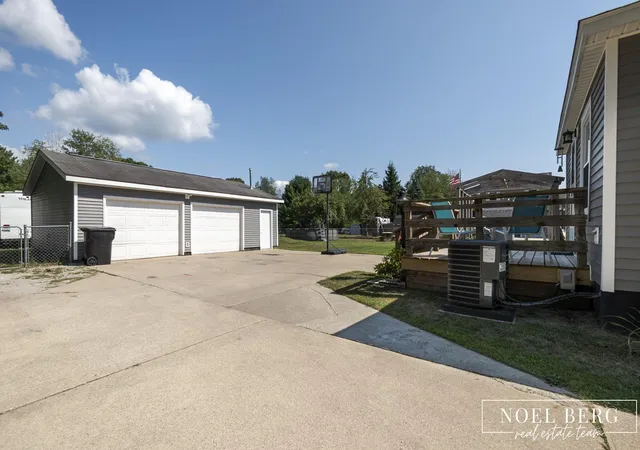 3rd image of 1104 S Drent Rd, Muskegon, MI 49442 | MLS# 71026040404