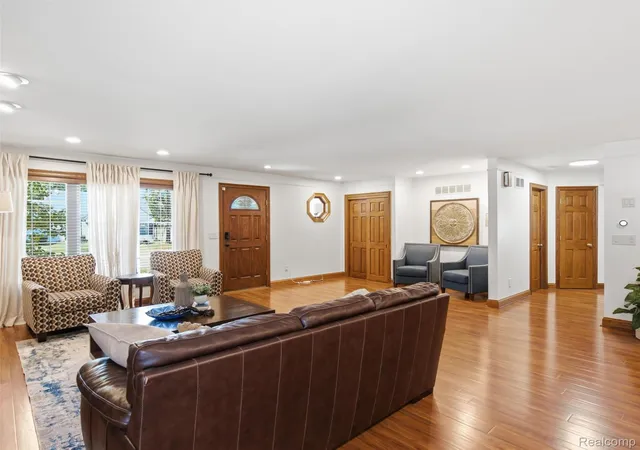 Photo 4 of Single family home for sale at 1010 Genesee Dr, Royal Oak, MI 48073 | MLS# 20261061067 | Listing updated on 2026-09-06