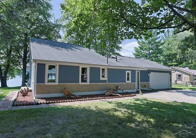 2nd image of 2669 N Lakeview Dr, Sanford, MI 48657 | MLS# 61050217295