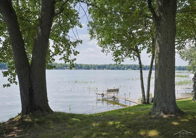 3rd image of 2669 N Lakeview Dr, Sanford, MI 48657 | MLS# 61050217295