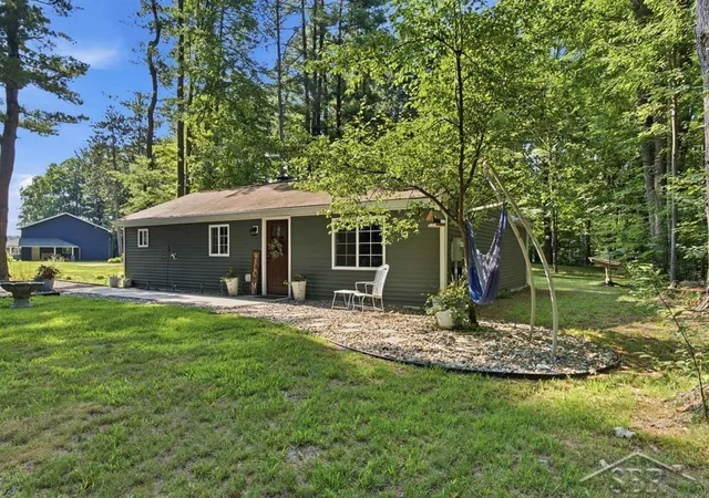 3rd image of 573 W Lemke Ln, Sanford, MI 48657 | MLS# 61050217300