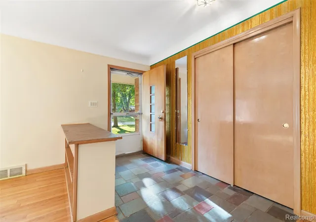 5th image of 25136 Acacia St, Southfield, MI 48033 | MLS# 20261061078